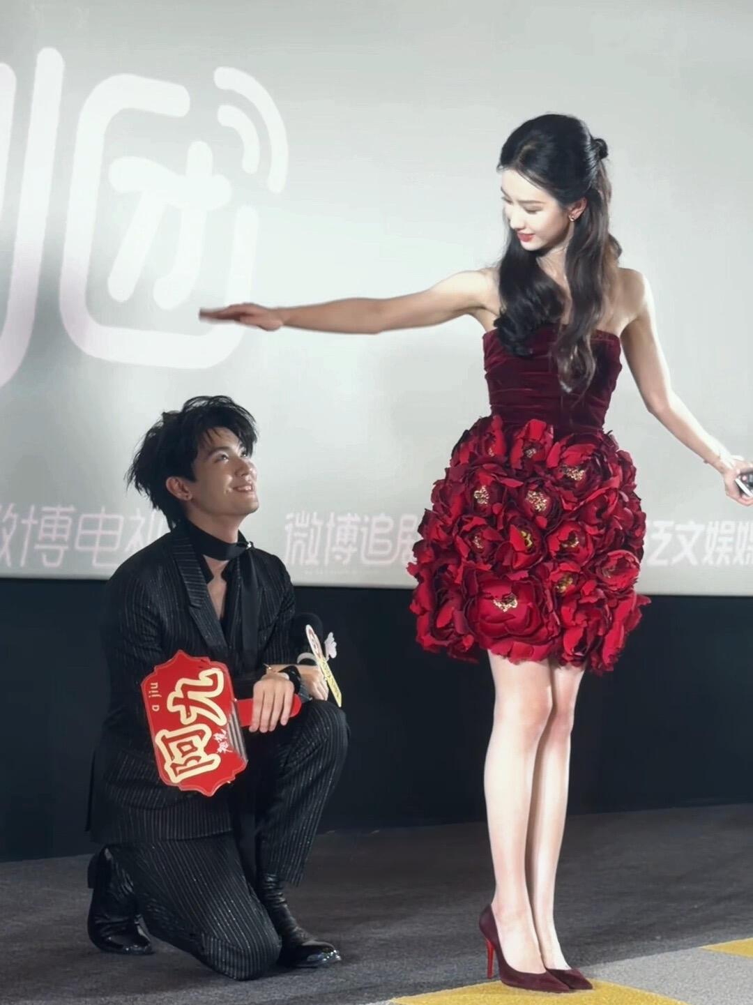 陈都灵活动现场脚踩红色高跟鞋好顶啊，怦然心动！