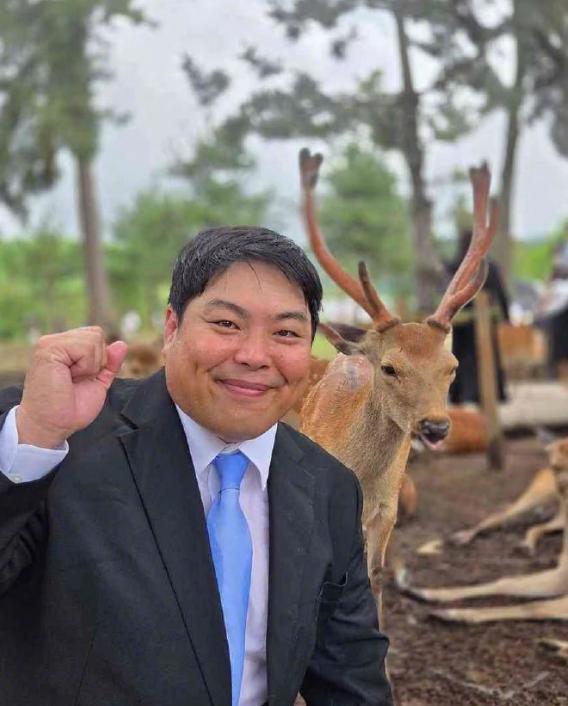 还记得这位日本奈良网红吗？当年他通过碰瓷游客虐待小鹿的方式，成功出名。
不过当地