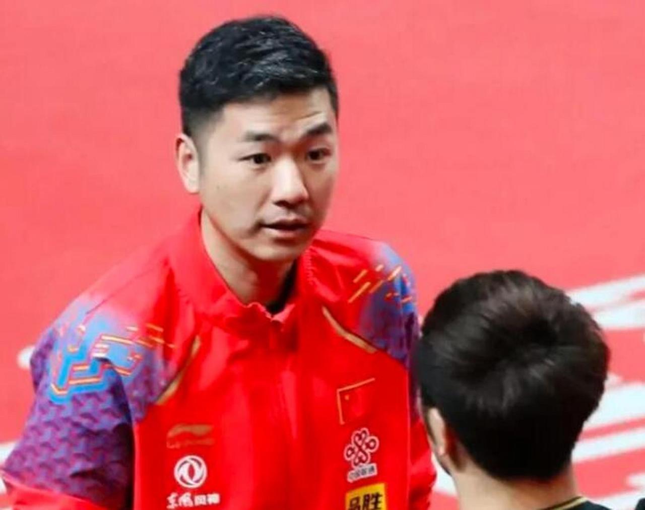 包括我在内的很多人的观点都是，
国乒挑战赛冠军能够胜利。场外刘恒教练，有点说法。