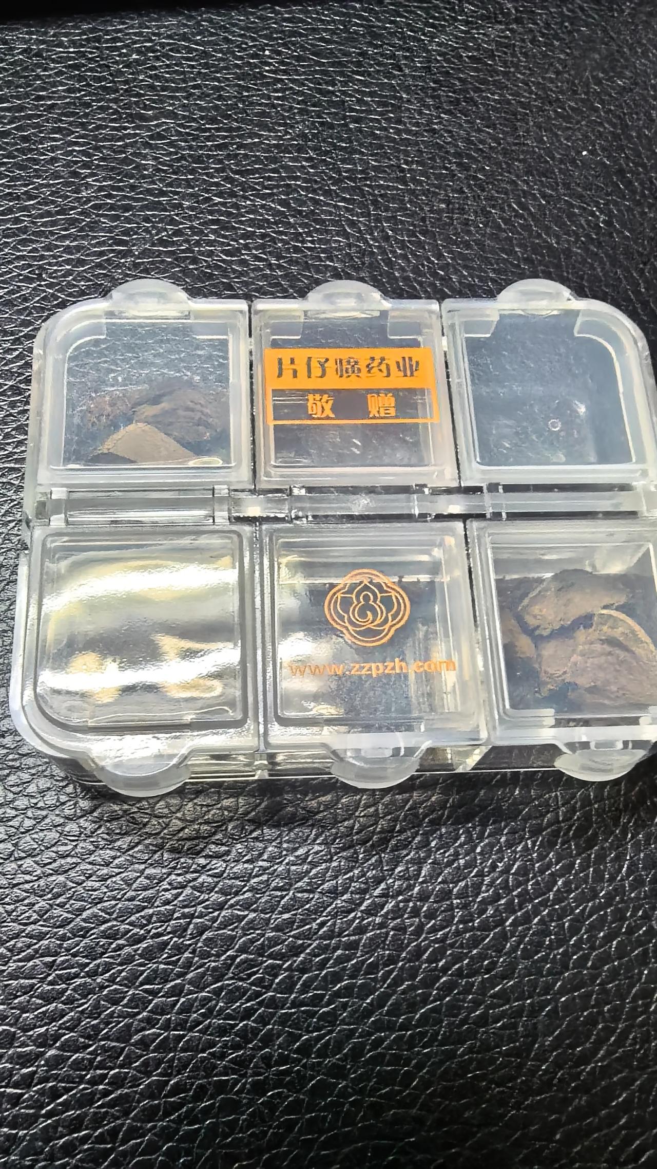 最近开始吃片子癀，760一颗，和以前一两千一颗相比，价格降了好多，难怪片子癀股价