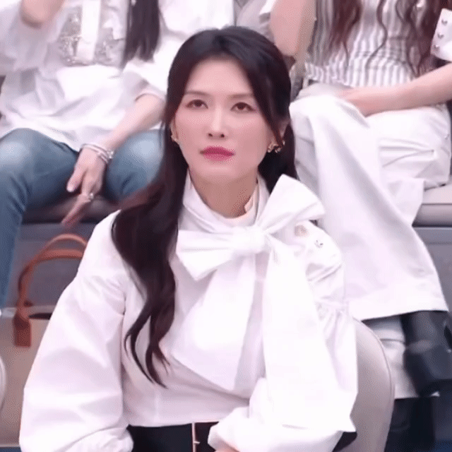 雨爱组不cue徐洁儿 徐洁儿到底虐给谁的？虐给观众的吧。每次镜头扫过她我都想喊：