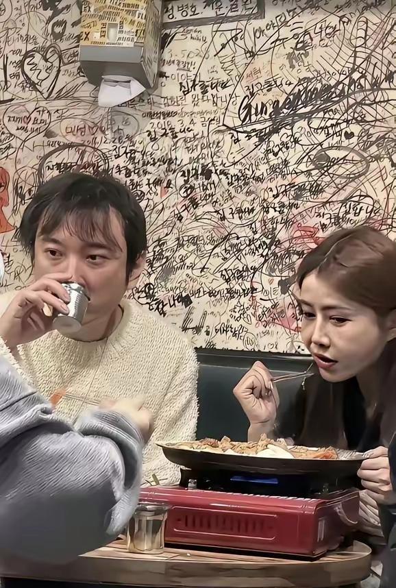 谁能想到啊，居然拍到王思聪跟一个普通姑娘一块吃饭，属实少见。
以前他身边围着的大