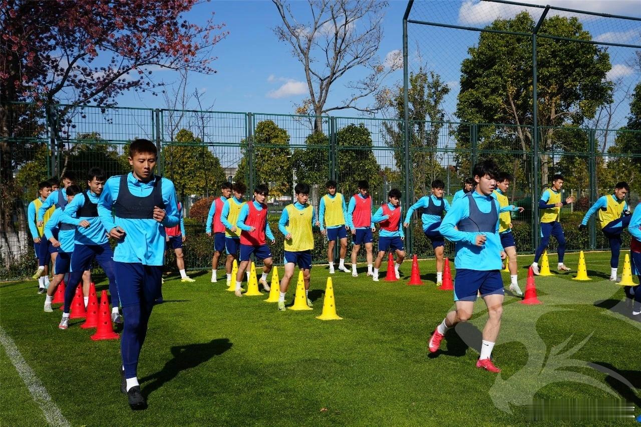 武汉三镇已于1月5日在昆明开启冬训，当然包含一线队和B队。结合已公开信息，看到了