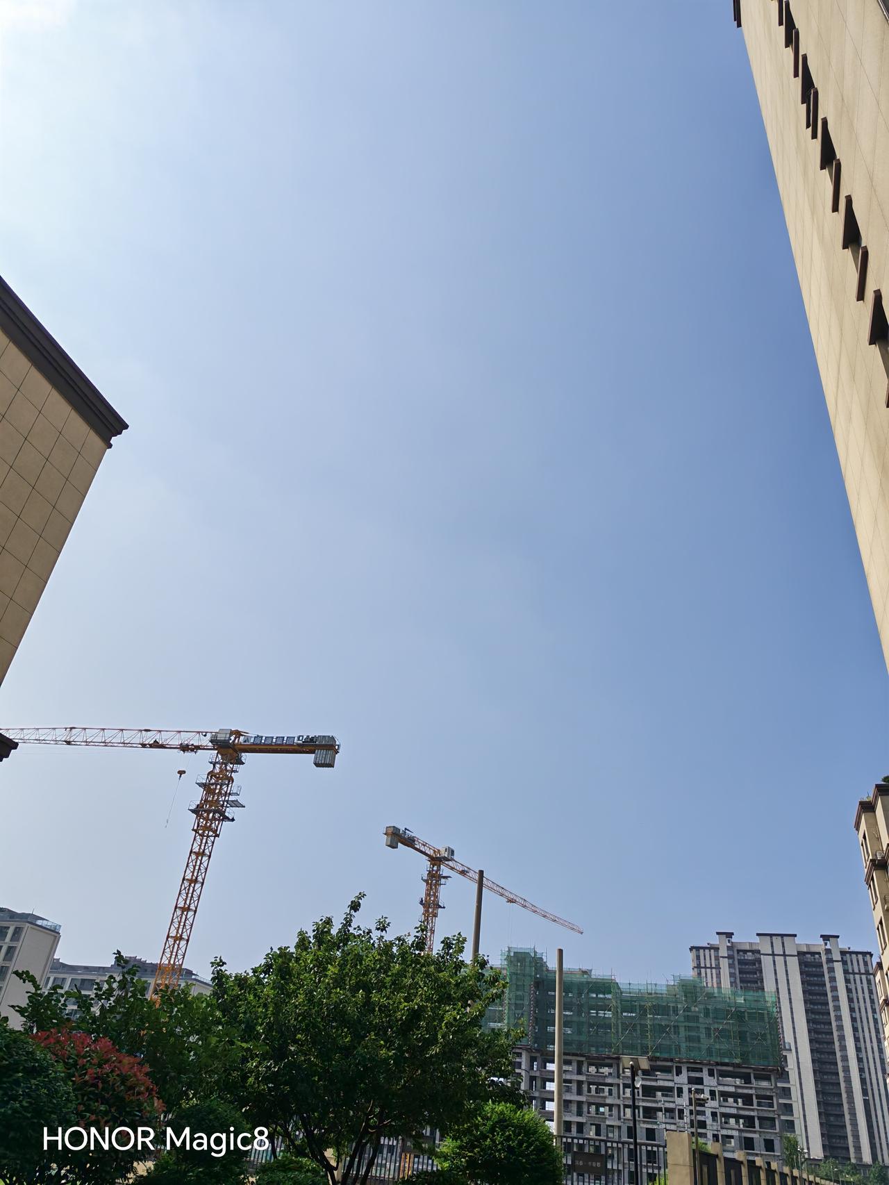 天气好，天空万里无云的，这个时候最合适出去玩了，你那里的天空怎么样呢？
