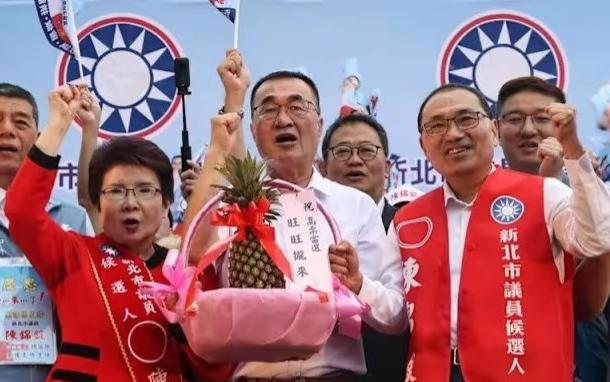 蓝营吵翻的时候，侯友宜号召乡亲支持″绿少康″，台下瞬间掌声雷动，高喊“赵少康加油