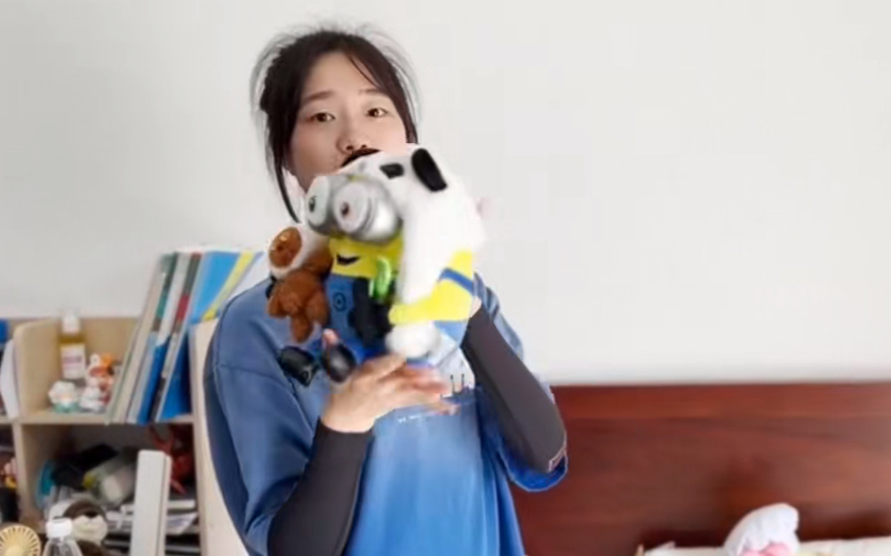 #运动员就喜欢这些萌萌哒# 前几天有个词条，说全红婵像是来进货的，满包的小可爱，
