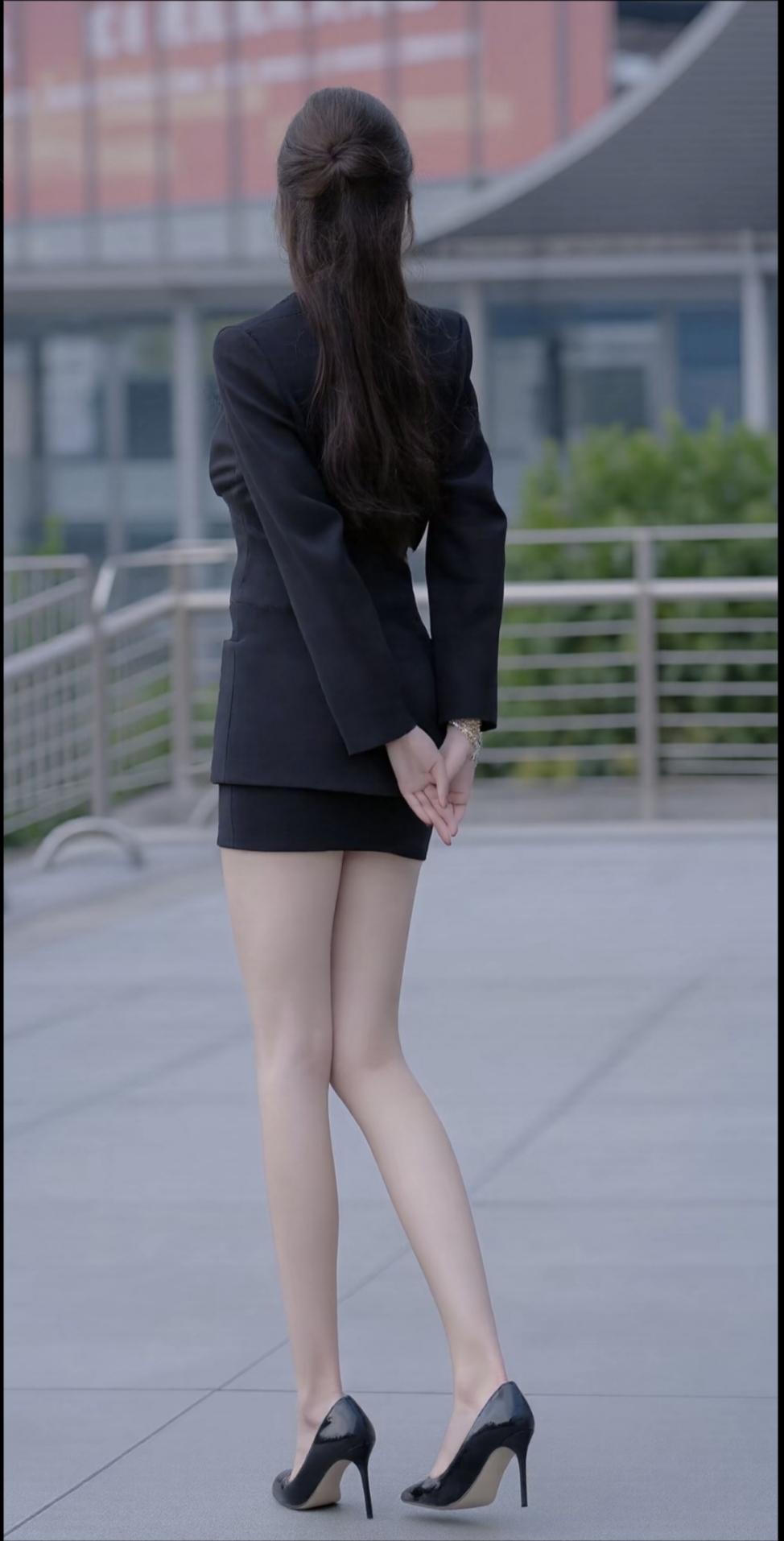 职场穿搭的精髓，从来不是循规蹈矩，而是用细节打破沉闷。
 
一套合身的黑色西装套