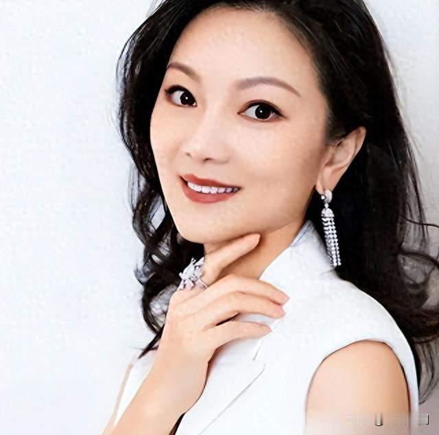 女主27年地下情换来什么？张艺谋步履蹒跚，陈婷事业子女双丰收