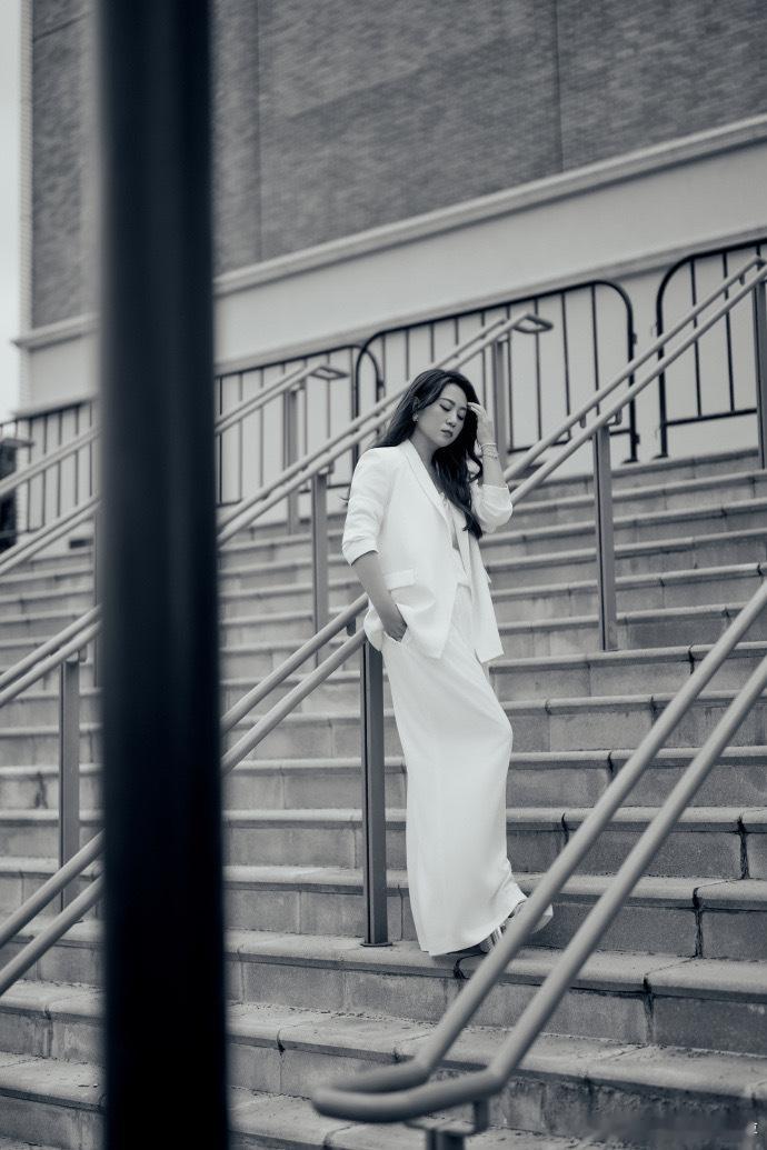 马丽成功女人的背后是她自己自己撑伞自己走，把日子过得热气腾腾，命运握在手里，自在