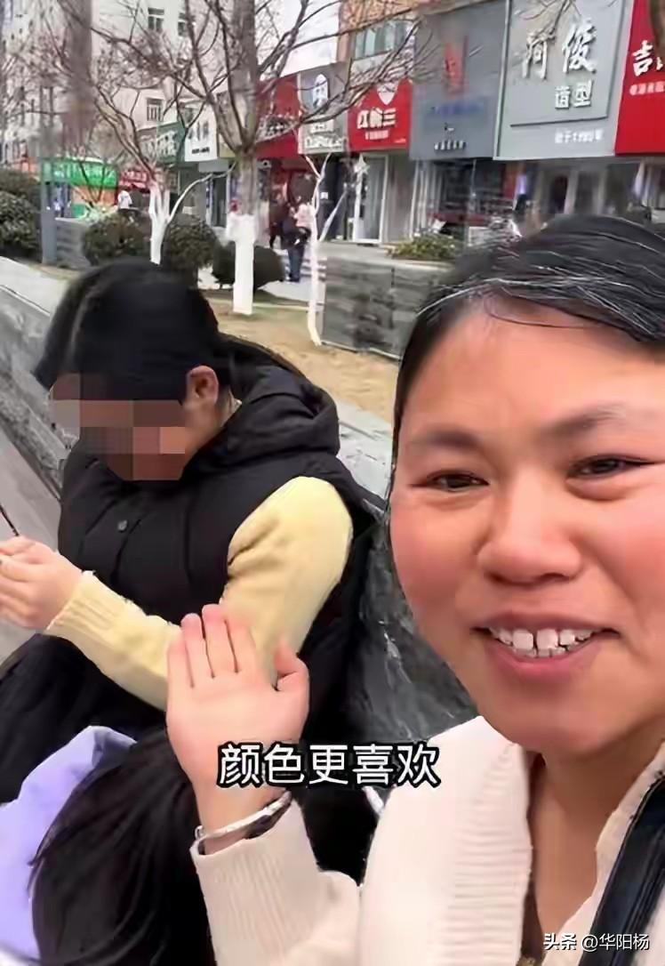网友吵翻了！女儿看上599元一双的鞋子，衣着朴素的母亲咬牙买下。网友看法两极分化