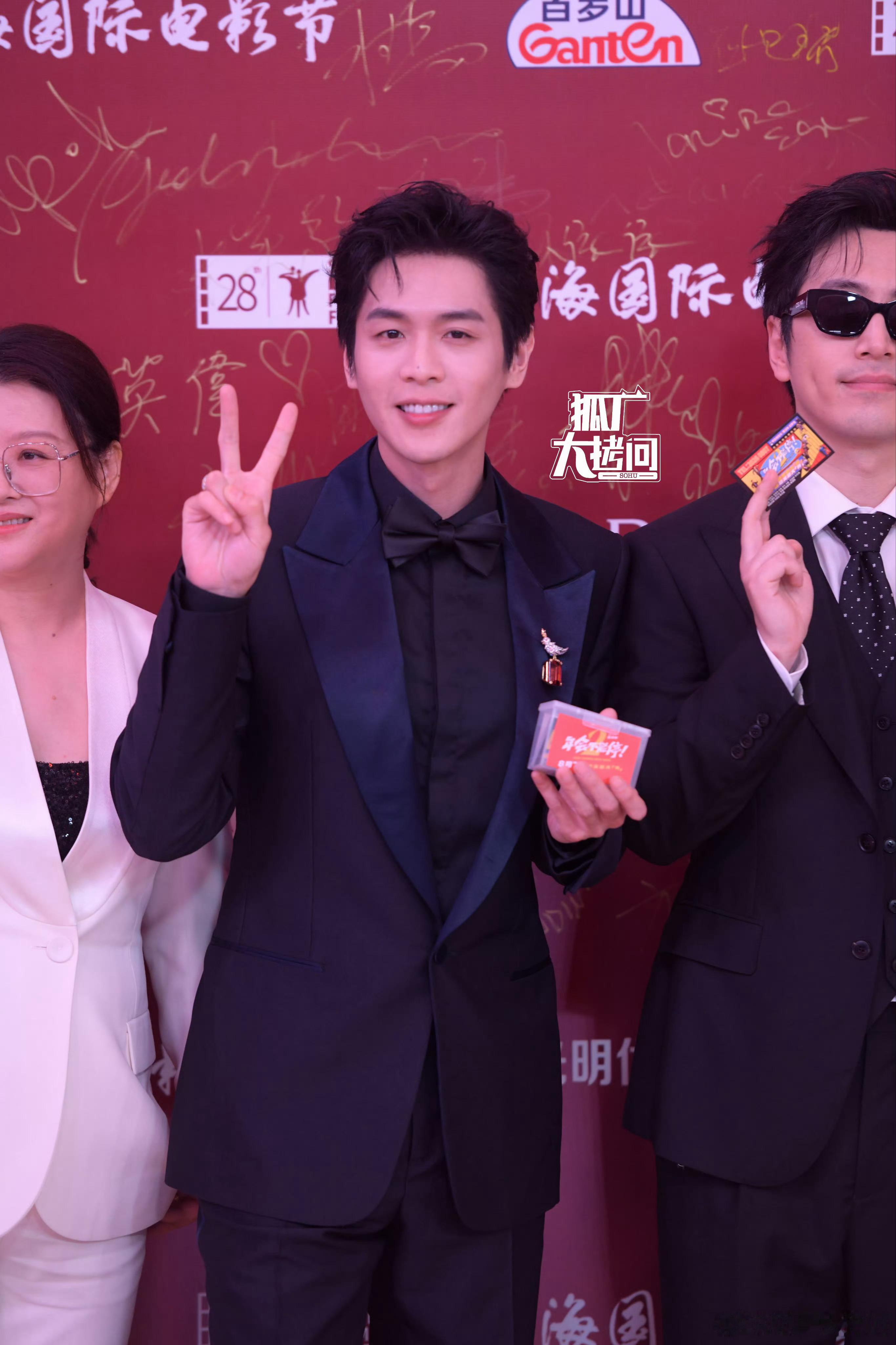 狐厂拍的这个上影节红毯生图太可爱了出道多年，张若昀定点拍照依然【小树杈】✌看这紧