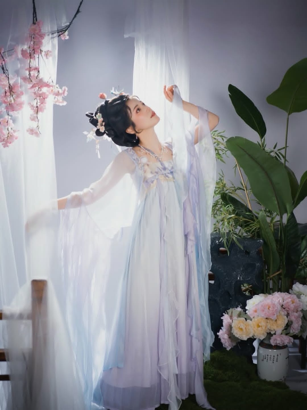 日娱新闻中村百合香 中村百合香6月19日ins因為我穿漢服我就發上來留念👗 