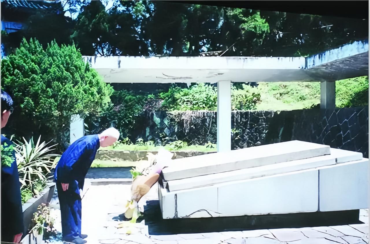 1999年春，88岁的季羡林，终于落地台湾桃园机场。
走下舷梯，他推掉所有应酬，