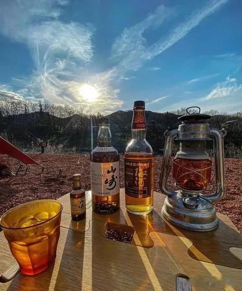 #秋之童话# 
秋高气爽的时节很适合露营野餐
坐在观景亭长椅或者田间空地
嗅着扑