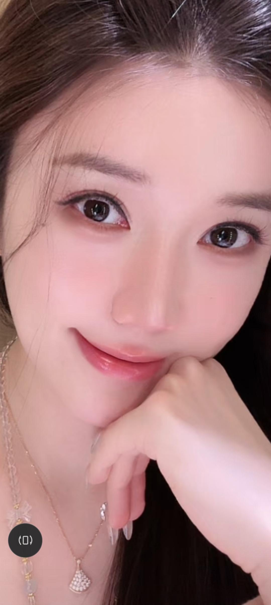 这位小姐姐在微笑，真可爱！