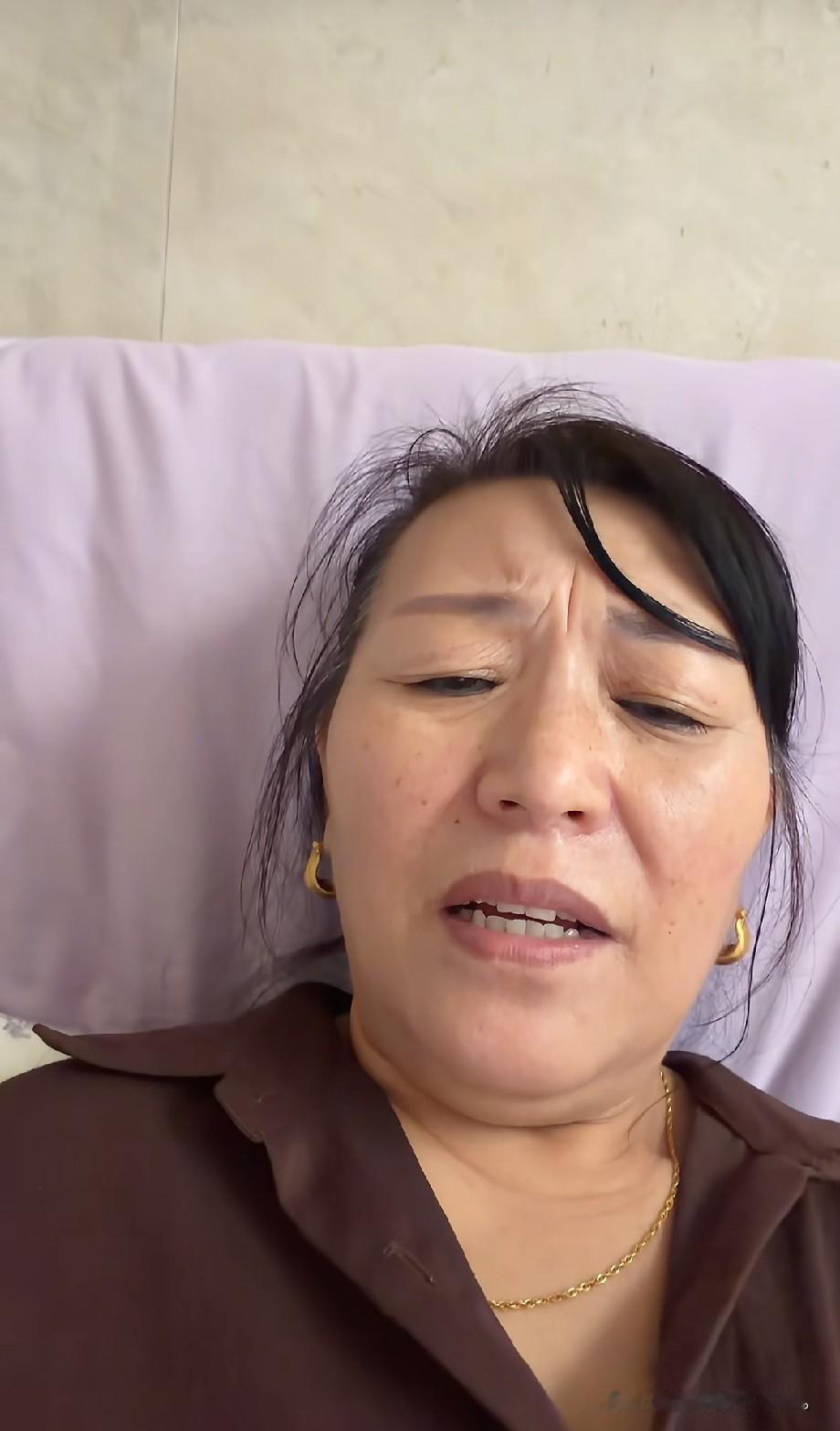 小故事！
    王金刚 昨天为小二子借钱的事对峙后，王金刚她 回到 郭燕的出租
