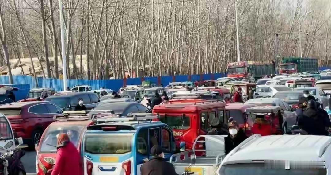 曾经霸占县城街巷的三无老年代步车如今大幅减少，频发的致命交通事故敲响警钟，多年累