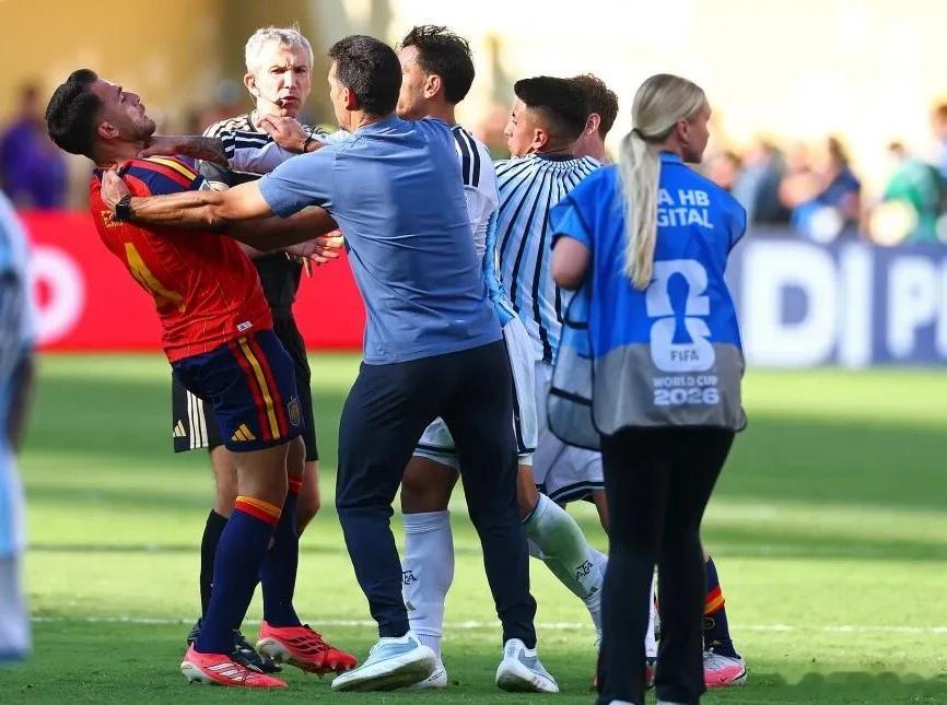 帕雷德斯、莫利纳、助理教练阿亚拉3人面临长期禁赛近日，FIFA宣布对阿根廷足协启