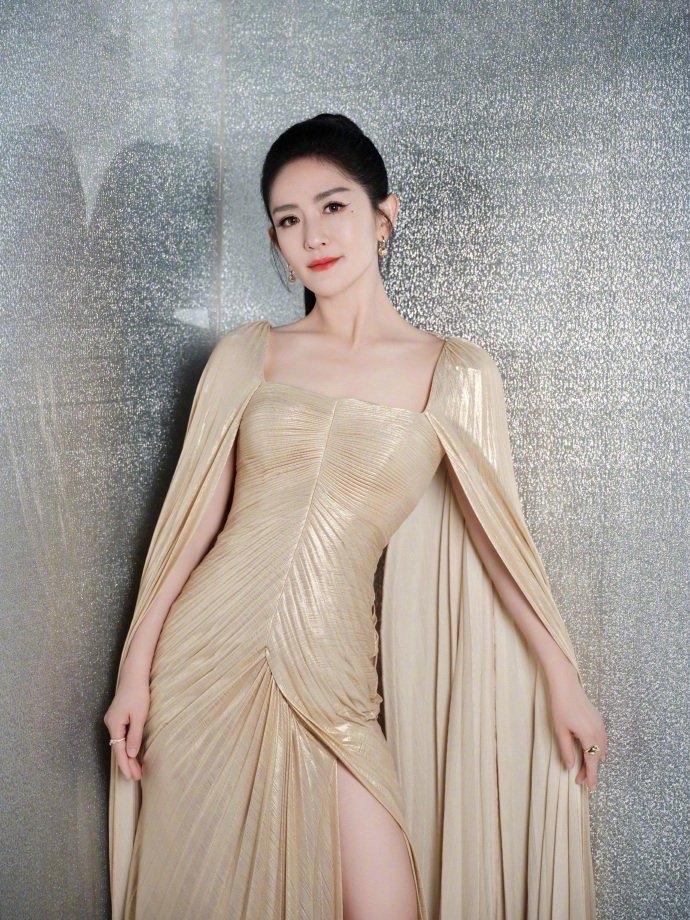 你绝对猜不到，

谢娜这次憋了个什么大招！

本来以为她只是偶尔在综艺里亮个嗓，