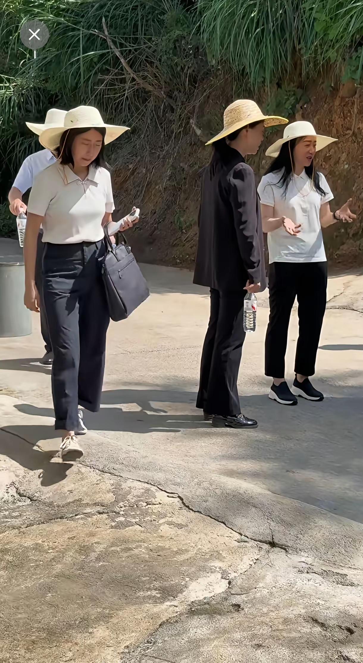 草帽、运动鞋是下基层调研的标配，不像那些整天西装革履的，一点都不贴近百姓生活，又