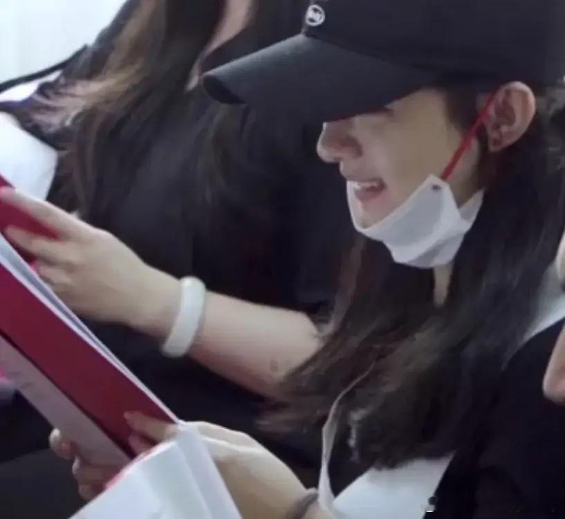 赵丽颖的小习惯，不戴口罩就把它绑在手臂上，看似这么小巧的女孩子，内心却无比的强大