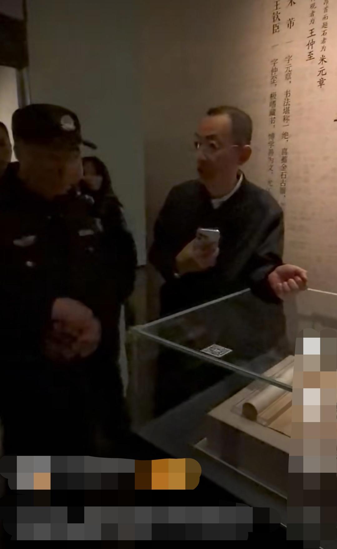 12月27日，有观众质疑江西省博物馆从故宫博物院借展的《米芾三札》为仿制品，理由