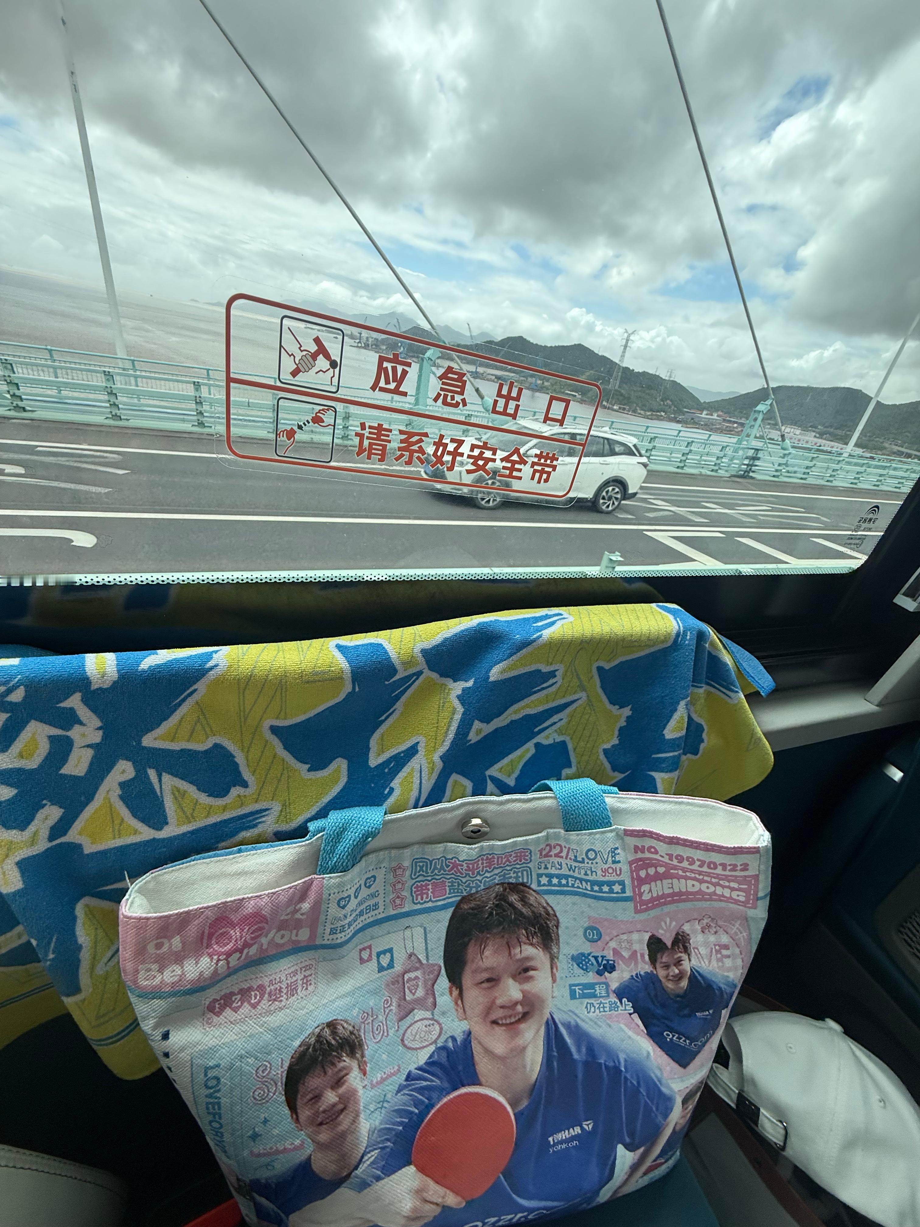 我本来就是没有钱才去上班的，天天上班还是没钱，那我上他干什么[挖鼻][挖鼻]还不