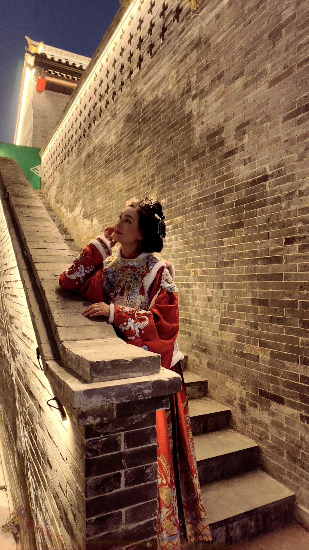 抬头看，把烦恼丢在风里，遇见温柔；抬头看，生活正悄悄给你准备惊喜。