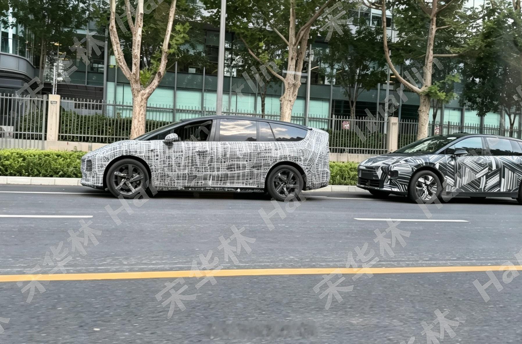i9 这个屁股要比 i8帅气不少，更低的风阻造型，后门应该还没有侧滑门，整体非常