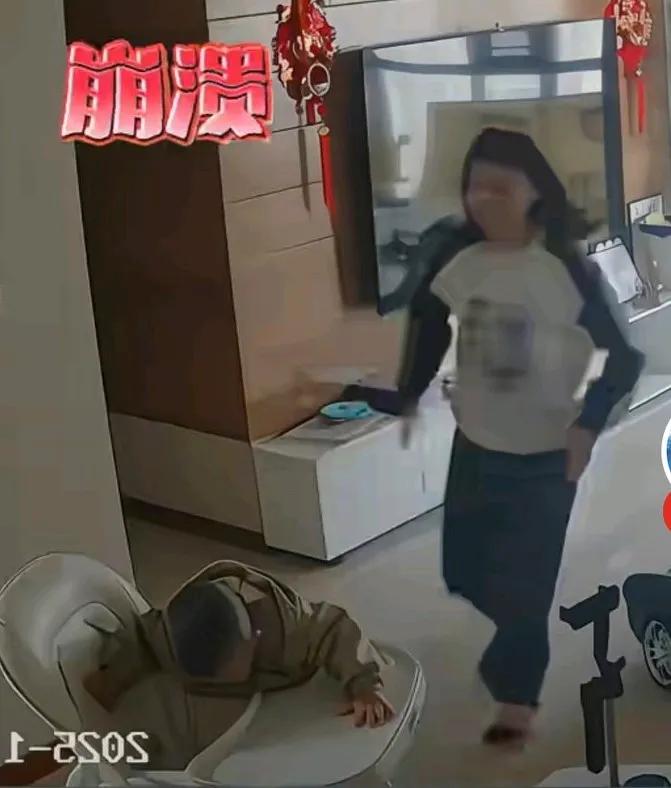 妈妈拖地，宝宝独自坐在餐椅上，结果妈妈回头一看宝宝两只脚悬着，
这不小心就会摔着