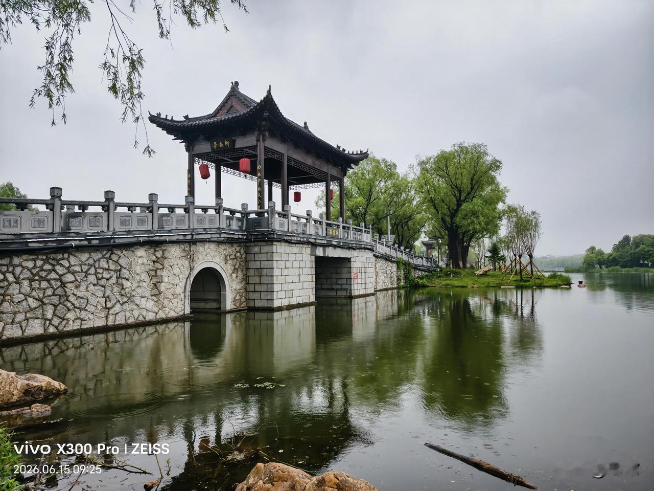 【原创\图文】

昨天上午细雨绵绵，走进长春北湖国家湿地公园，烟雨笼罩整个园区，