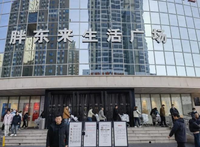 胖东来的招牌刚被吊车摘下来，那个当初放话"我这位置闭着眼都能数钱"的房东，靠在马