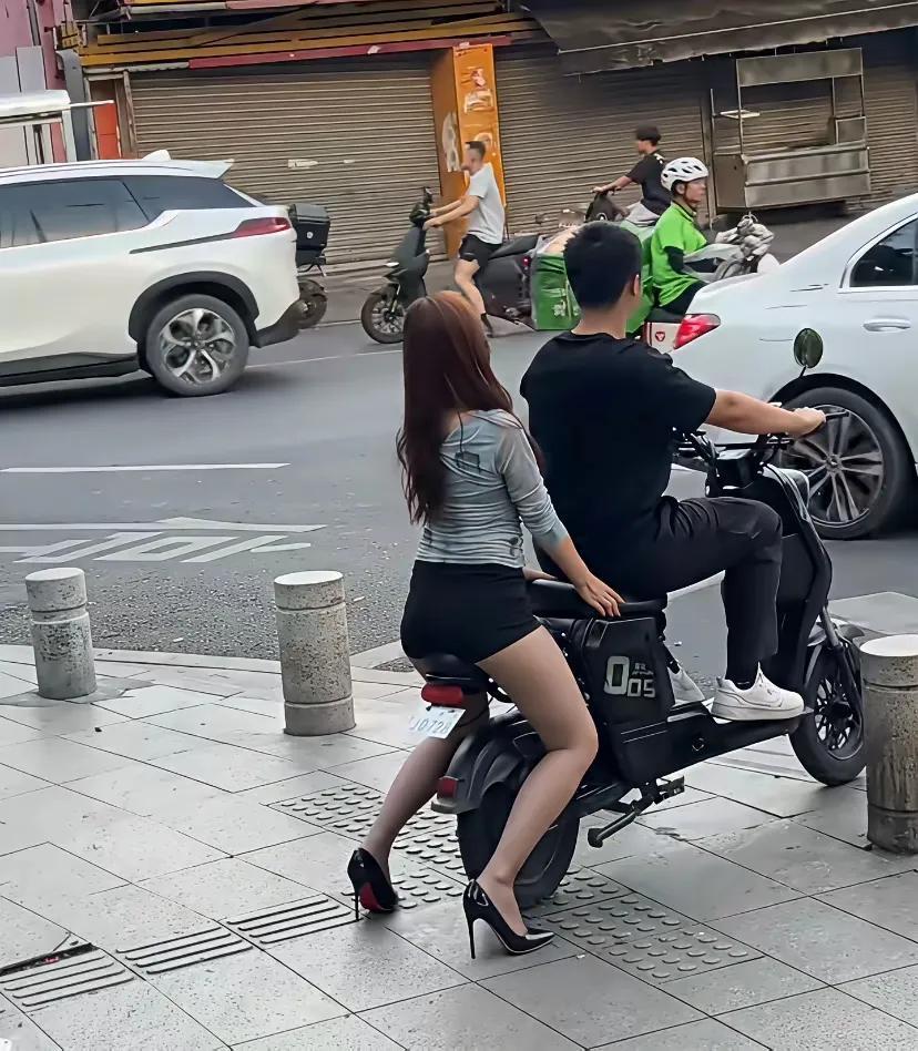 这样坐车的意义何在？

在后座坐着车

感觉比半蹲着

还难受啊

无法理解
