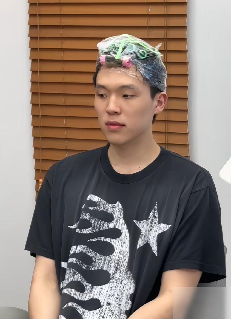 中国NBA巨星杨瀚森荣归故里，回到家乡淄博，第一件事情就是去剪发，据报道，这么一
