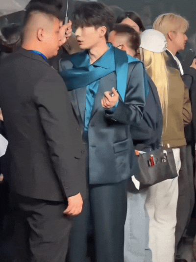 近日，刘学义VOGUE红毯的“神之八秒”杀疯全网，真的是越品越爱啊！

当天的他