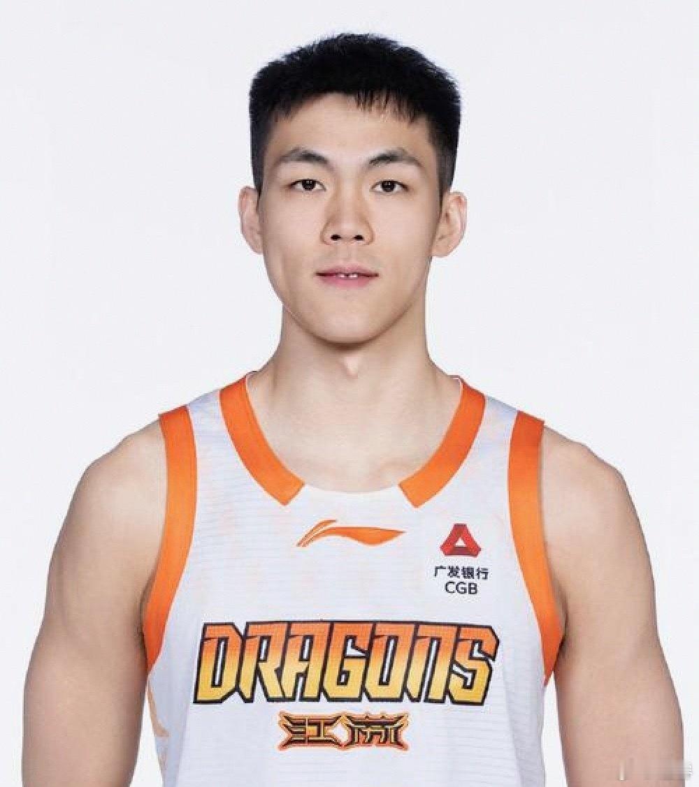 你可以很清晰的看到老六是一个“特点鲜明”的球员，非常敢做动作，攻击欲望很强。这种