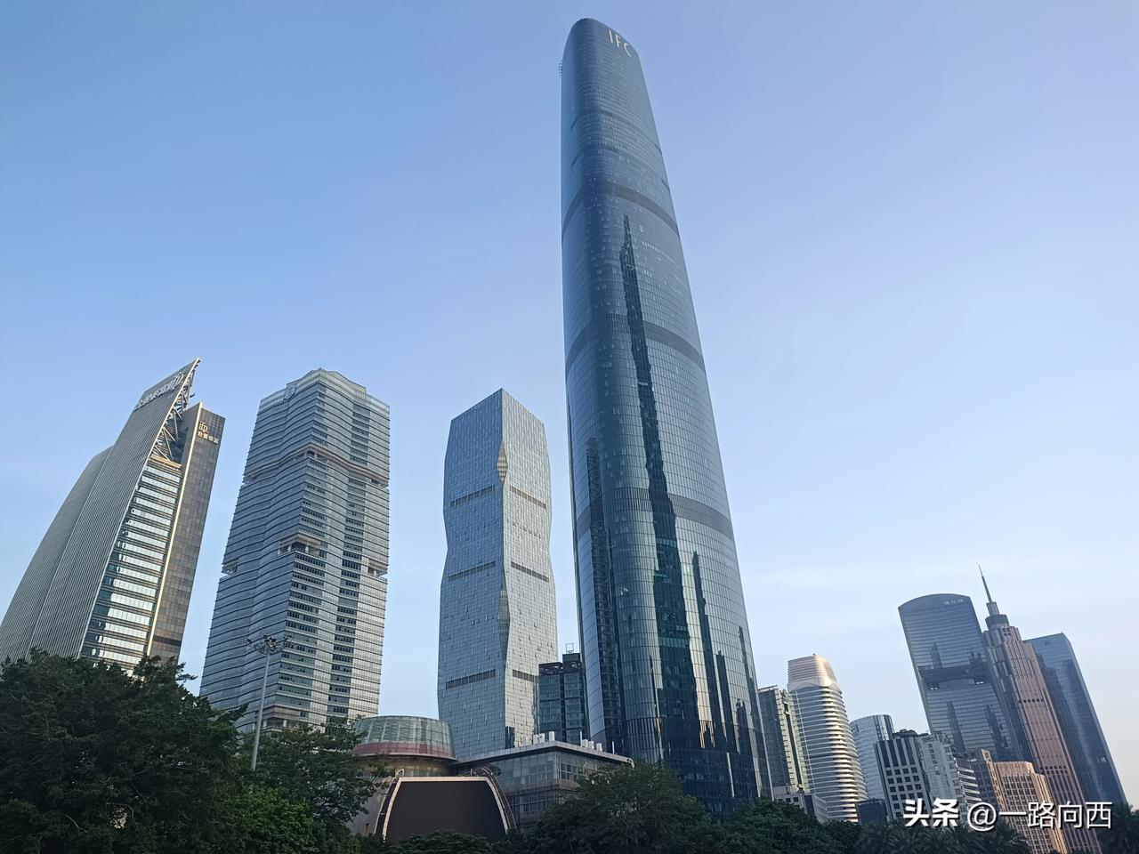 广州这天气简直是要热疯了！昨天市区最高气温达到37℃，地面烫得能煎鸡蛋。台风“白