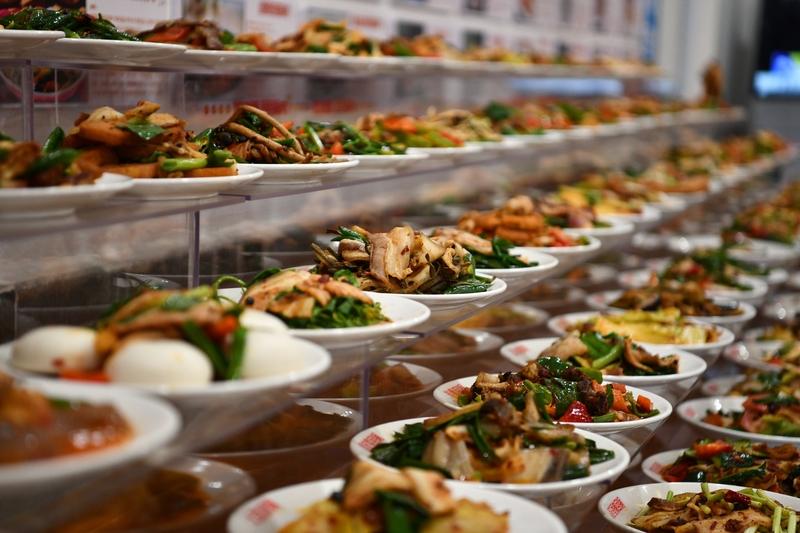 看惯了朋友圈中滤镜加持下的精致生活，其实烟火人间里的真实日常，才更值得铭记。别人