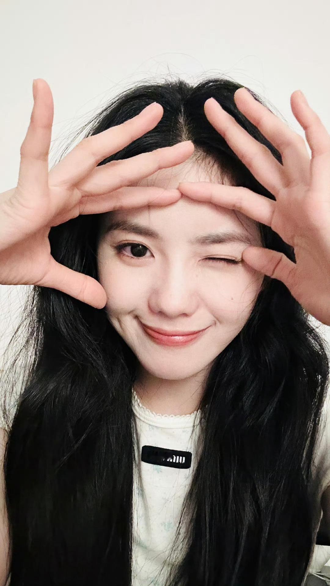 啊啊啊啊刘浩存就是这样突然更新～每一周都好想你！