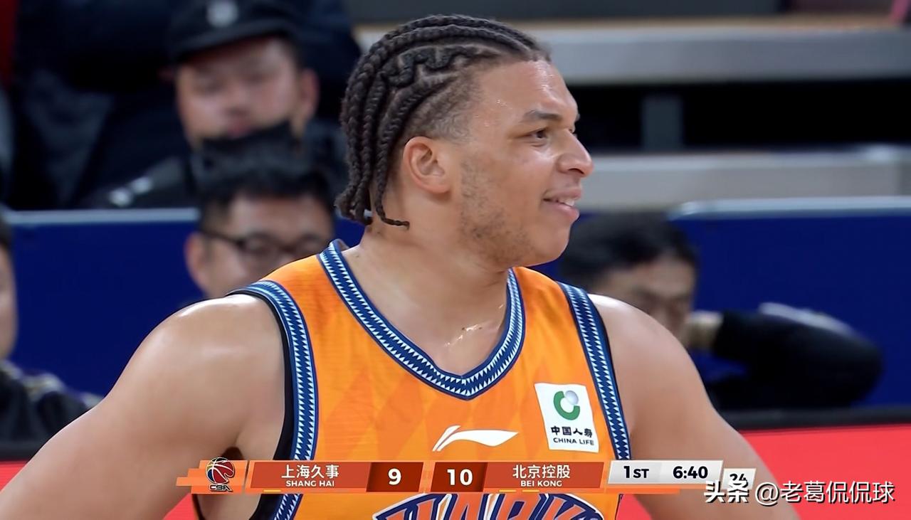 上海久事外援洛夫顿真是强的吓人！在今天上海久事主场迎战北京控股的比赛中，目前双方