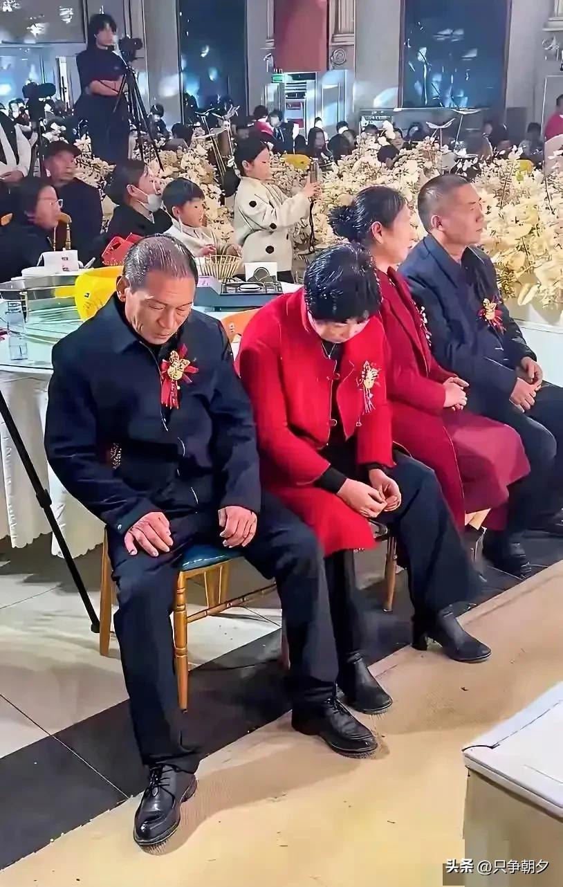 婚礼现场，没有一个是开心的。
这几个穿着不合身西装、皮鞋擦得锃亮的长辈，大概是这