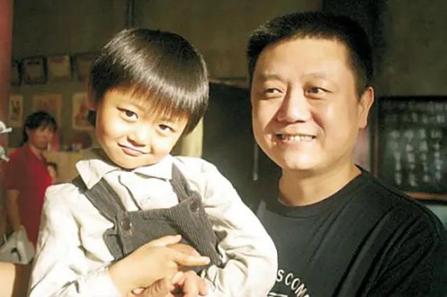 记者问王朔：“您怎么教育女儿？”王朔说：“我跟她说就算你怀孕都别怕，都别跑，在我