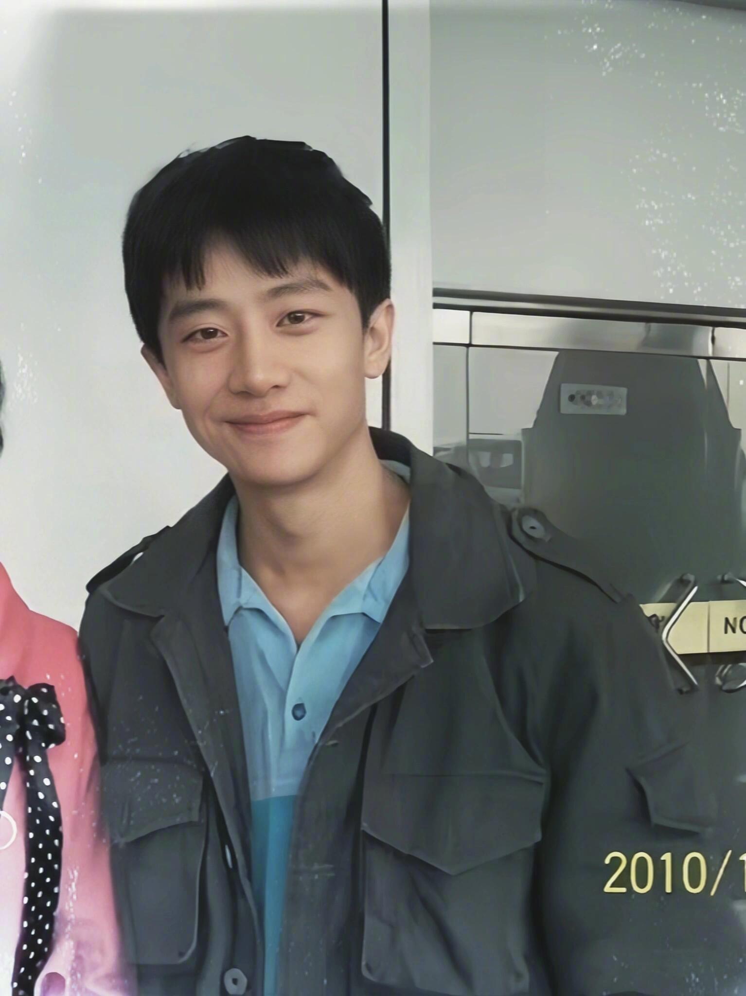 黄轩深v造型不同于现在的深V熟男魅力，早期的青涩感也是不一样的感觉啊啊啊啊啊啊