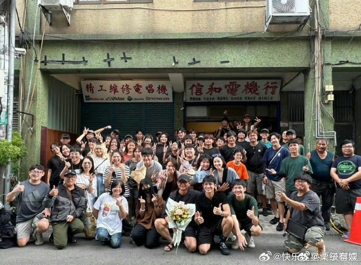 黄旭熙新戏杀青黄旭熙新戏杀青合照黄旭熙新戏杀青合照，呃…[嘻嘻][嘻嘻] ​​​
