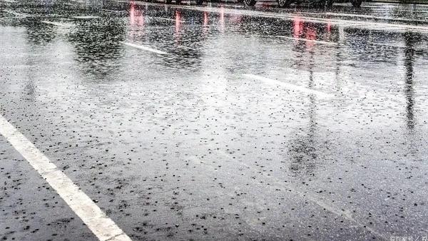 多地强降雨自驾出行需谨慎。
          连日来全国多地普降大雨，道路交通