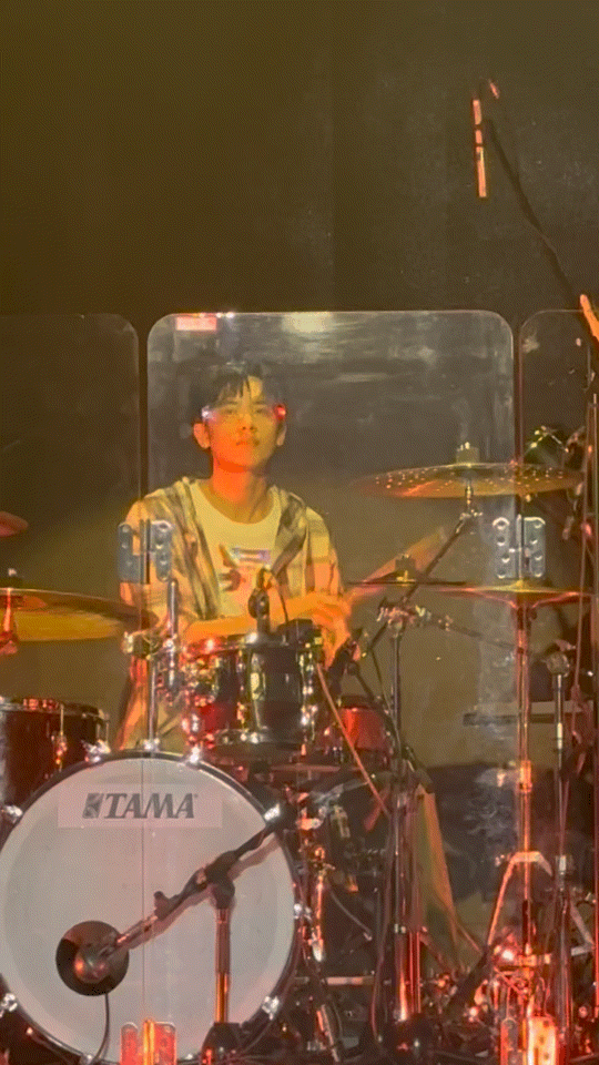 #乌尔善胡先煦一个敢唱一个敢打#谁懂，乌尔善胡先煦的默契都要溢出屏幕了，氛围太融