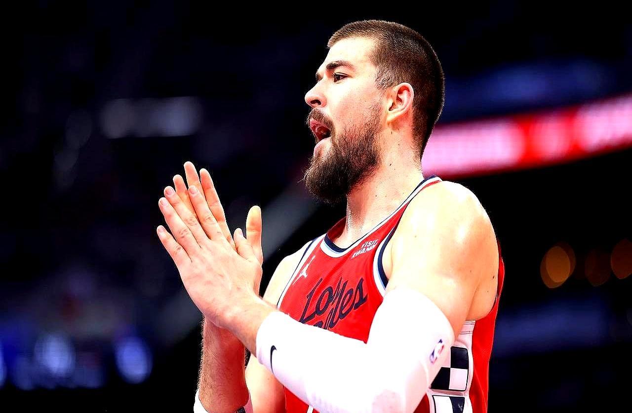 一条不知真假的推文，说新秀用一个三分就追平了祖巴茨的生涯纪录。
 
快船球迷的怒