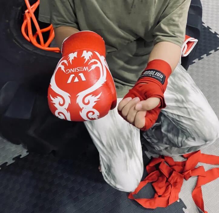 拳击新手练习格挡反击的技巧有哪些？拳击新手练习格挡反击的技巧有：1、拍击：用手掌