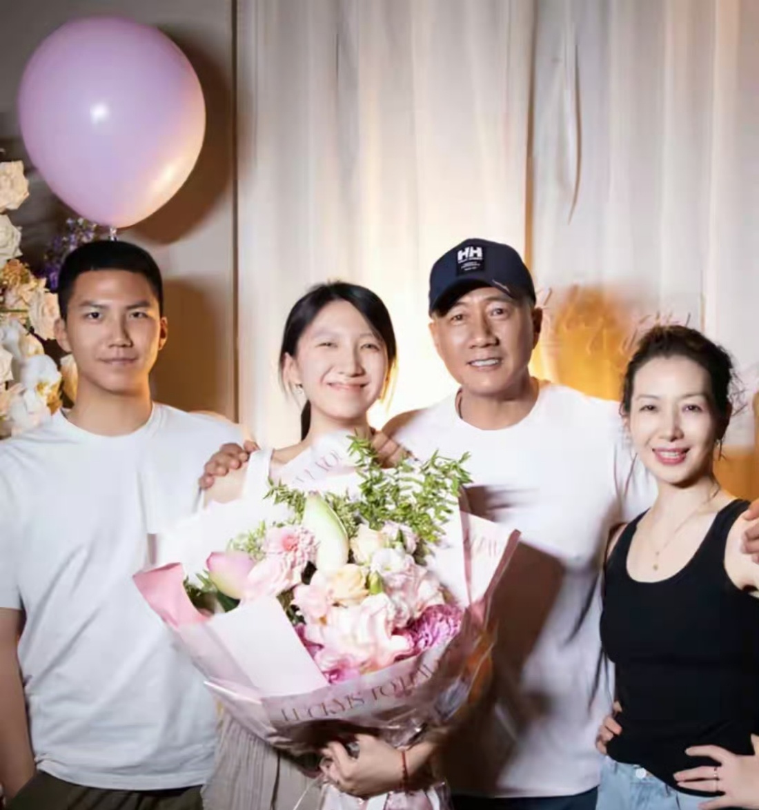胡军一家为女儿庆24岁生日，一家人都气质出众的美，姐姐24岁生日快乐[开学季][