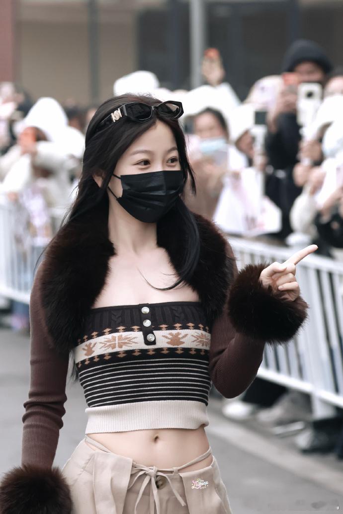 虞书欣毛领露腰针织衫工装裤look虞书欣红色毛领牛奶包  谁懂这个虞书欣毛领露腰